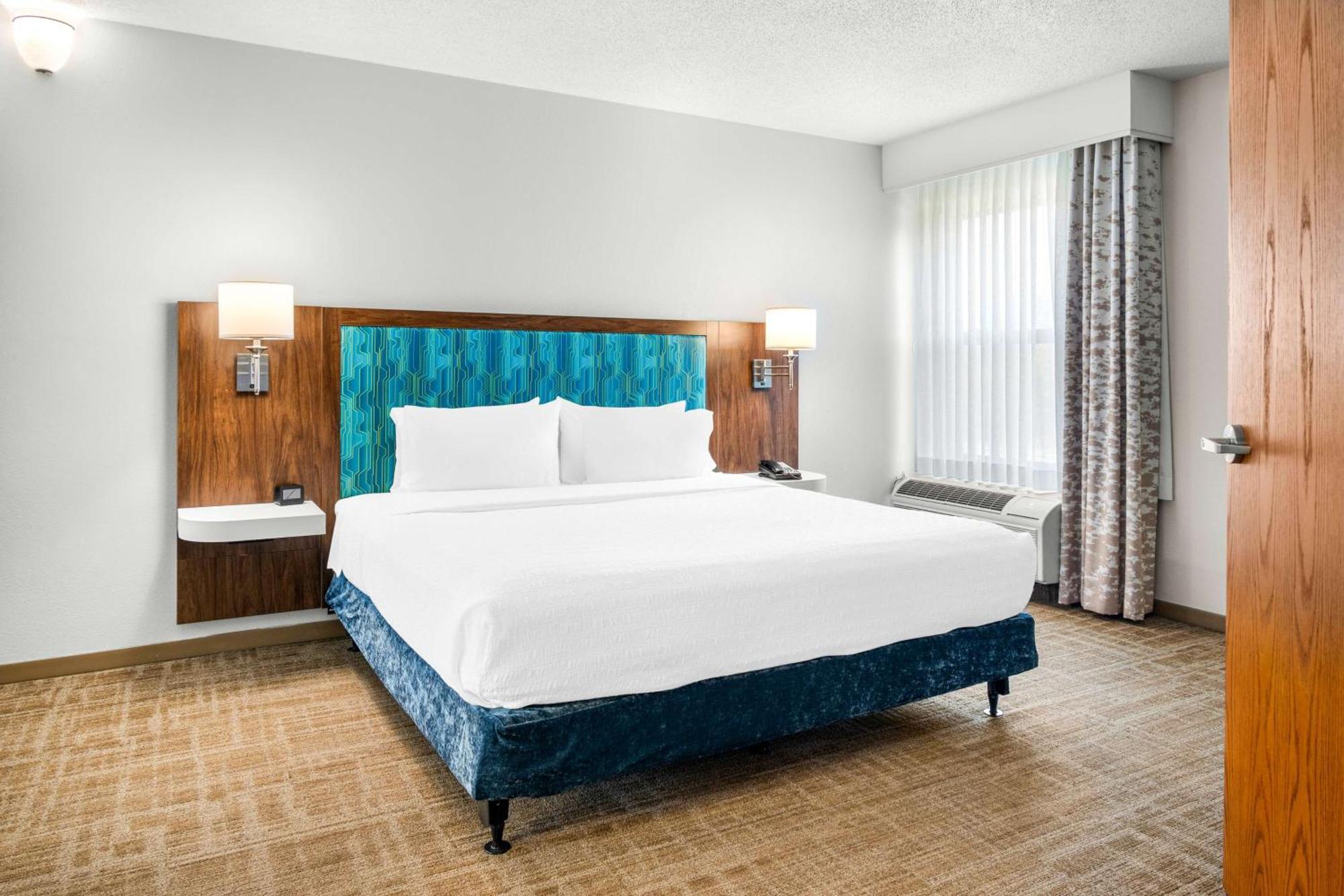 Deluxe King Room with Sofa Bed - Non-Smoking